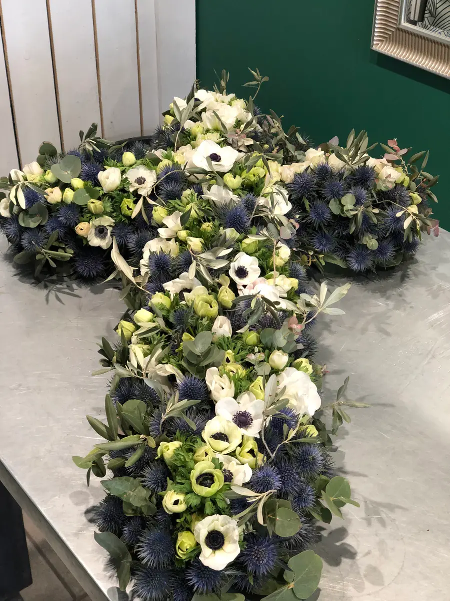 Gerbe de fleurs de deuil réalisée par Art & Fleurs, fleuriste à Vedène
